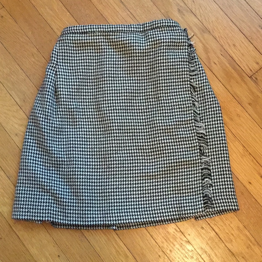 adorable houndstooth pattern skirt
